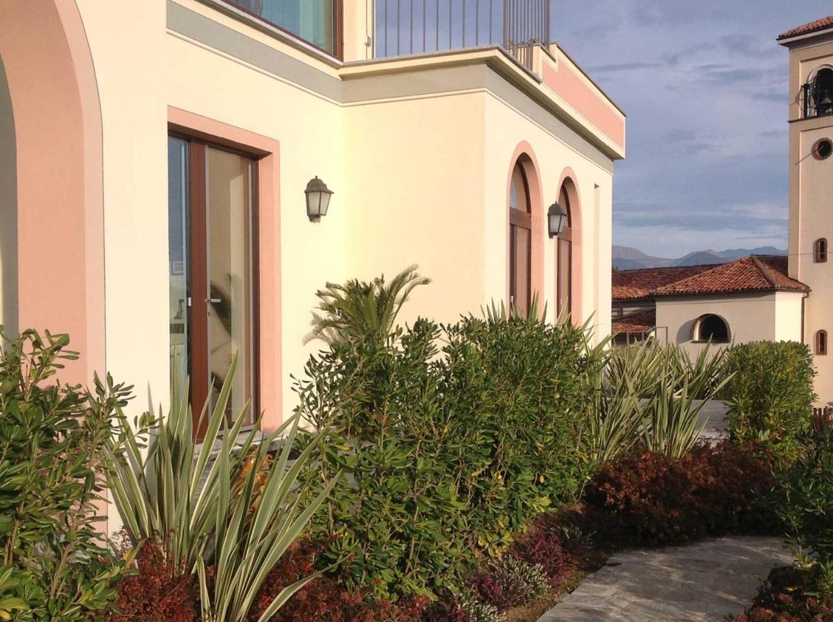 Villa Rubino Apartment Con Giardino E Jacuzzi Vista Lago Apartment *